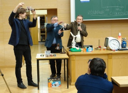 Demonstrations of physics experiments 